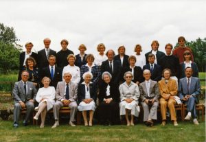 Deltagare vid gravsättning av Sven-Johans urna i familjegraven på Vanstads kyrkogård 1990.